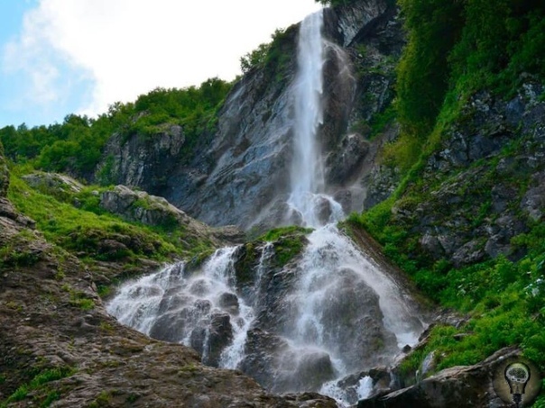 Пещеры, водопады и ущелья возле Адлера 1. Водопад Братья Даже самых искушённых путешественников впечатлит обилие неповторимых водопадов Адлера. На высоте 2000 метров над уровнем моря вытекает