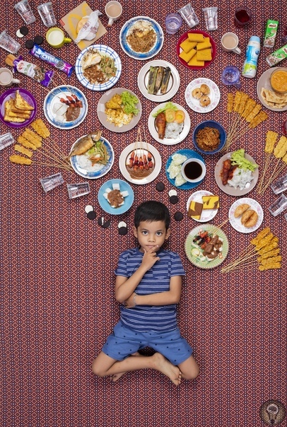 ЧТО ЕДЯТ ДЕТИ Американский фотограф исследовал, чем питаются дети в разных странах мира, а заодно выяснил, почему семьи с низким достатком в Азии и Африке питаются лучше таких же семей в США.