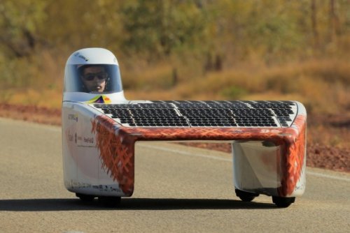 Доедем до финиша с солнечной помощью Удивительные гонки проводятся в Австралии с 1987 года - гонки автомобилей на солнечных батареях. Раз в два года собираются конструкторы этих удивительных