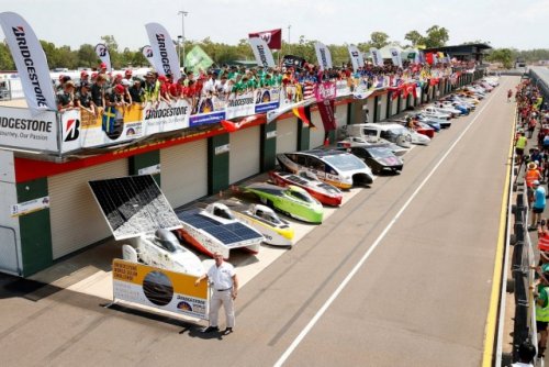 Доедем до финиша с солнечной помощью Удивительные гонки проводятся в Австралии с 1987 года - гонки автомобилей на солнечных батареях. Раз в два года собираются конструкторы этих удивительных