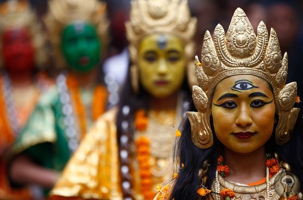 ВСЕ КРАСКИ НЕПАЛА. Ч.-2 1. Фестиваль Индра Джатра отмечает конец сезона муссона в Непале и посвящен богу Индре, властителю небес и дождей. В ходе него люди наряжаются в костюмы разнообразных