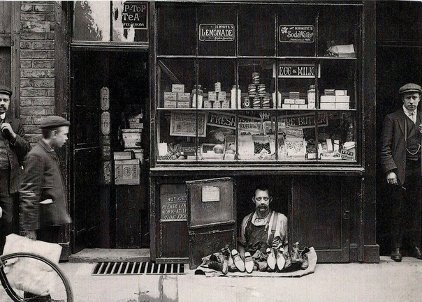 Самый маленький магазин обуви Продавец обуви в магазине площадью всего 1,2 кв.м. (Лондон, 1900 год)