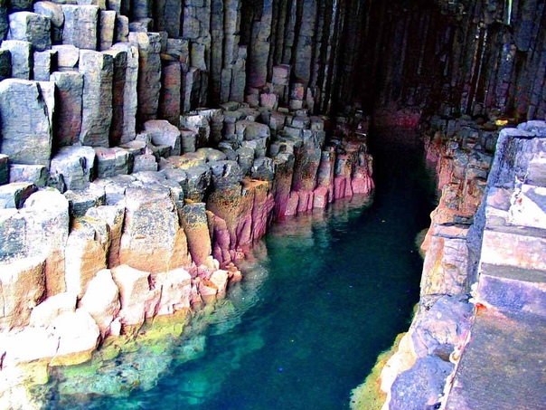 Фингалова пещера. Шотландия. Вальтер Скотт писал: Фингалова пещера одно из самых необычайных мест, которые мне посчастливилось созерцать. Вид её превзошёл всё то, что доводилось мне о ней