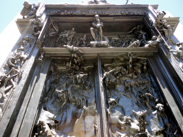  ВРАТА АДА. ОГЮСТ РОДЕН. «Врата Ада» величайшее произведение Родена, воплотившееся в материале уже после смерти своего создателя. Роден работал над ним полжизни, и многие известные скульптуры