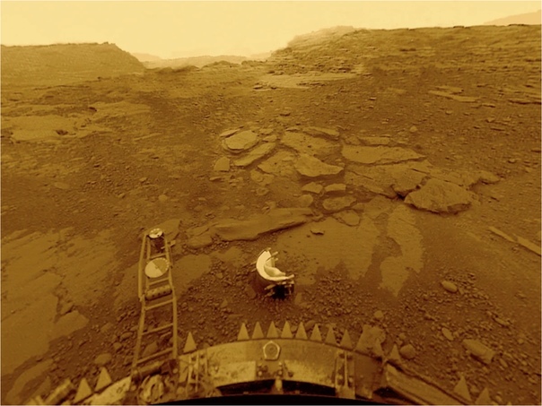 Фотография поверхности Венеры с космического корабля «Венера-13», 1 марта 1982 Аппараты «Венера» стали первыми искусственными объектами, приземлившимися на поверхность Венеры. Ни один не