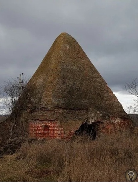 Сабуровская пирамида 17 века Орловский край может похвастаться невероятной исторической достопримечательностью - крепостью графа Каменского. Эта крепость необычная, ведь рядом с ней находится