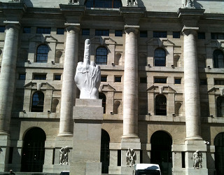 Памятник Среднему пальцу. Прямо посреди центральной площади Affari, напротив Миланской фондовой биржи красуется произведение современного искусства, шокировавшее в день своего открытия не только