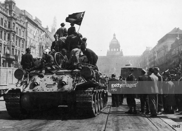 ПРОШЛОЕ И НАСТОЯЩЕЕ Прага Май 1945 - Апрель 2019.Вацлавская площадь - панорама.***