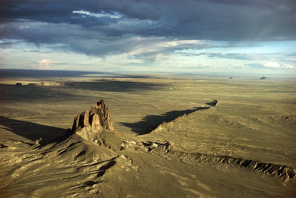 Крылатая скала (Скала Шипрок) Расположен массив на северо-западе штата Нью-Мексико. По официальной информации от геологов представляет собой результат извержения вулкана, случившегося около