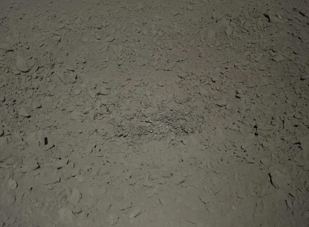 Опубликована фотография загадочного материала, обнаруженного на обратной стороне Луны китайским луноходом Yutu-2 На фотографии можно заметить, что найденный материал действительно отличается по