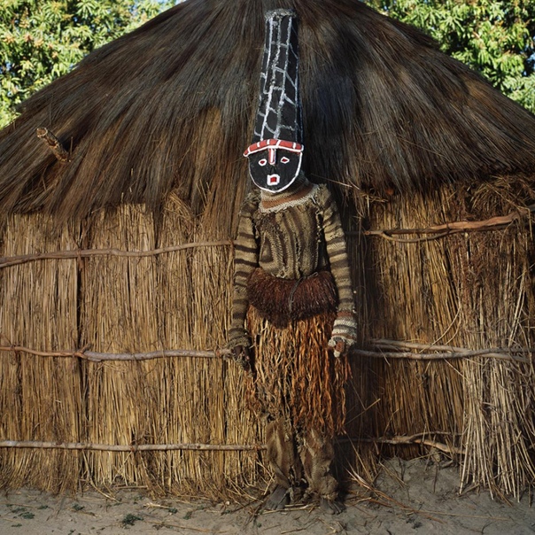 Подборка современных культовых масок стран Африки, а также Мексики. В традиционных культурах мира маска всегда была символична. Человек, закрывший лицо, переставал быть самим собой,