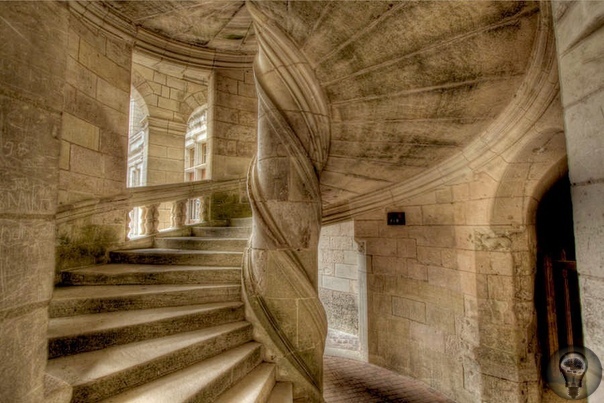 Лестница Леонардо да Винчи в Замке Шамбор Одна из самых необычных деталей в интерьере замка Шамбор во Франции - винтовая лестница в виде двойной спирали. Существует версия, что автором идеи