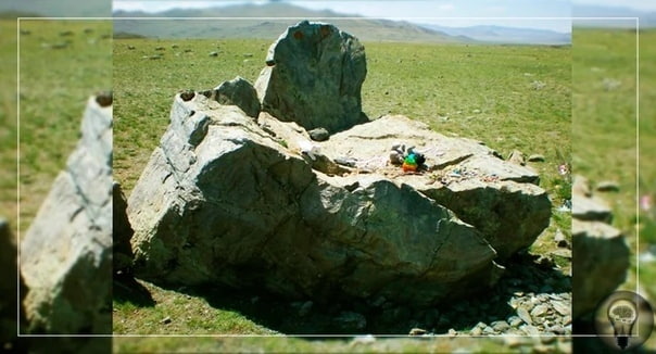 Алтайский Стоунхендж Один из самых известных древних памятников - английский Стоунхендж - представляет собой подковообразное сооружение из огромных камней весом до 50 тонн. В то же время, мало