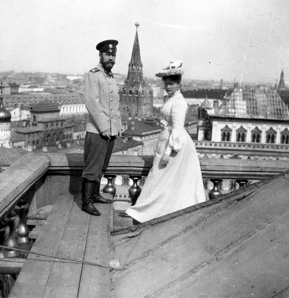 Император Николай II и супруга Александра Федоровна на крыше Большого Кремлевского дворца (1903 год)