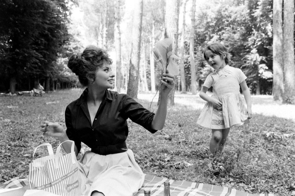 Любительские фото Софи Лорен 20 сентября 1934 года в Риме родилась будущая звезда мирового кино и одна из самых красивых женщин в мире София Виллани Шиколоне. Среди фотографов, всю жизнь