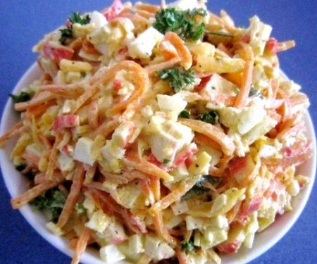 Салат с морковью, сыром и крабовыми палочками.