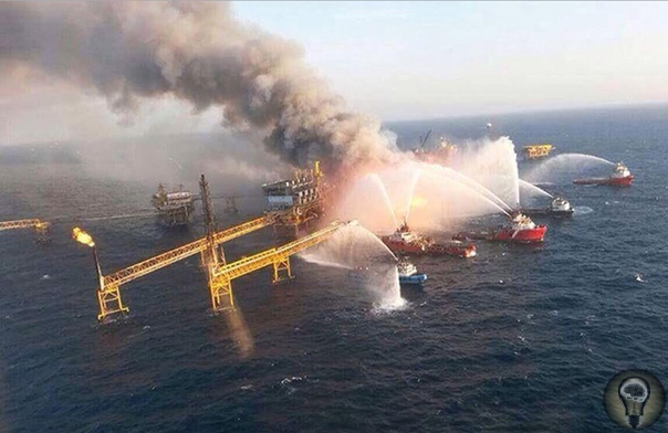 Взрывы на нефтяных платформах После взрыва на нефтяной платформе Piper Alpha спаслись только те, кто смог прыгнуть в море и всплыть, их подобрали спасатели. Piper Alpha. 6 июля 1988 года