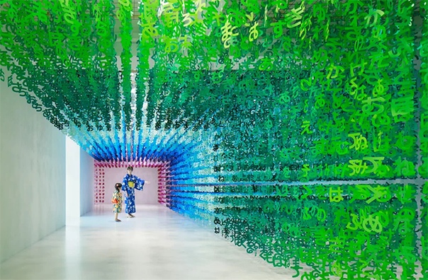 Вселенная букв Французский архитектор и художник Эммануэль Моро уже много лет живет в Японии, где открыла собственную компанию. Один из последних проектов Моро называется «Вселенная букв» и