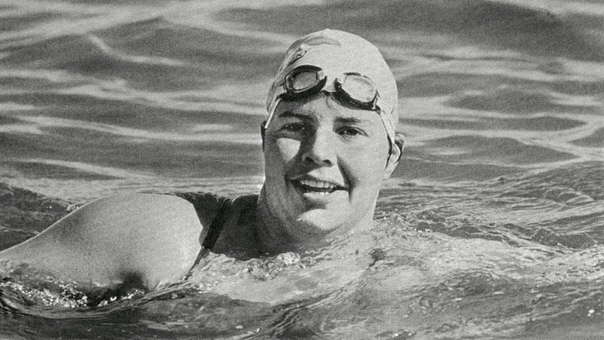ЖЕНЩИНА-МОРЖ 7 августа 1988 года, американская спортсменка Линн Кокс первая в мире переплыла озеро Байкал, а годом ранее, в 1987 году, приплыла из США в СССР.Линн Кокс родилась в 1957 году в