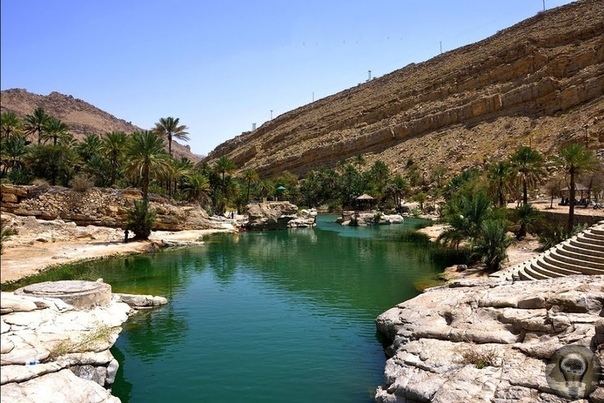 Райский оазис Вади Шааб (Wadi Shab) в пустыне, Оман Оазис Вади Шааб это поистине рай на земле, здесь есть большой водоем и банановая плантация, растительность, живописные скалы, а также умиляет