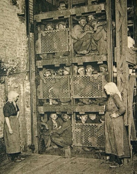 Люди подземелья На этом фото 1900 года запечатлены бельгийские шахтеры после тяжелого дня в забое. Действительно, не самое комфортабельное транспортное средство. А вот как описывает свои