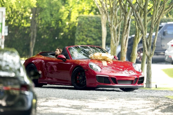 Дженнифер Лопес в золотом платье с глубоким декольте с размахом отметила 50-летие Алекс Родригес подарил своей избраннице красный Porsche за 140 тысяч долларовДженнифер Лопес закатила шумную