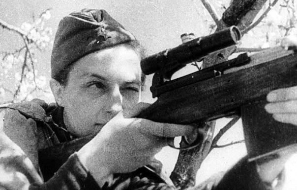 НАШИ СНАЙПЕРЫ ПРОТИВ ФАШИСТСКИХ С ноября по декабрь 1942 года легендарный советский снайпер Василий Зайцев в битве под Сталинградом уничтожил 225 немецких солдат и офицеров. Среди них было