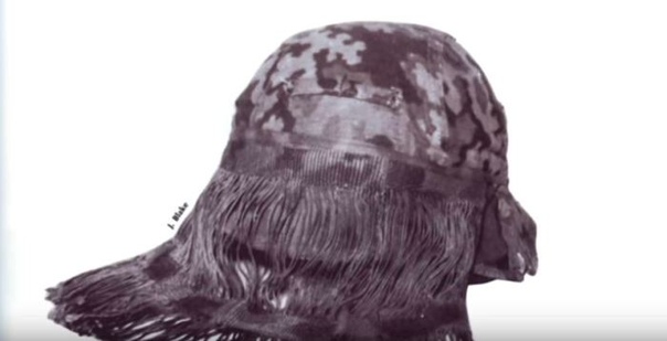 «ВОЛОСЫ» НА КАСКЕ НЕМЕЦКИХ СОЛДАТ Рассматривая старые военные фотографии, сделанные преимущественно по ту сторону фронта, можно заметить, что некоторые немецкие солдаты носят странные «волосы»