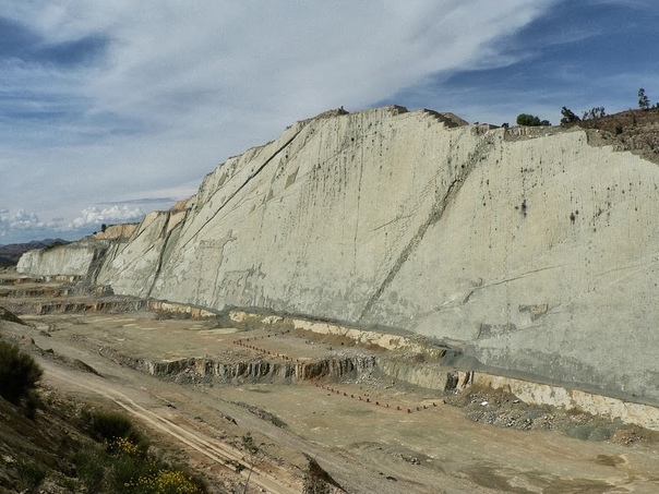 Скала динозавров или Кэл Орко место с самым крупным в мире скоплением следов динозавров На окраине города Сукре, Боливия, находится крупный цементный завод. Когда в 1985 году карьер по добыче