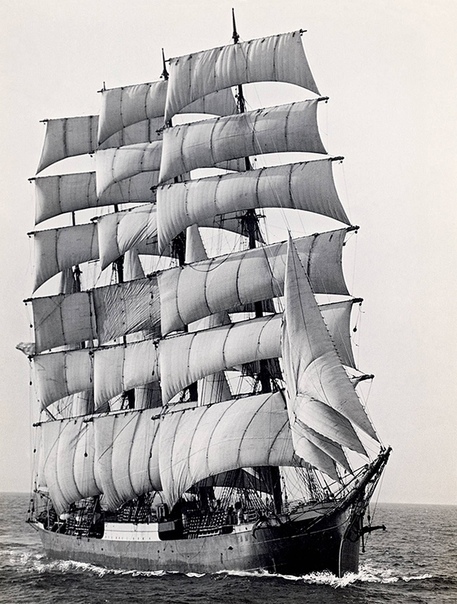 На этом снимке 1949 года в буквальном смысле запечатлена уходящая эпоха  это последний крупный торговый парусник «Памир» огибает мыс Горн в проливе Дрейка в Южной Америке
