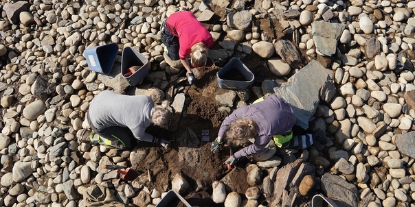 В Норвегии найден древнеримский бронзовый котел В Центральной Норвегии, в могильнике у деревни Гюлланд, археологи обнаружили римский бронзовый котел с кремированными человеческими останками.
