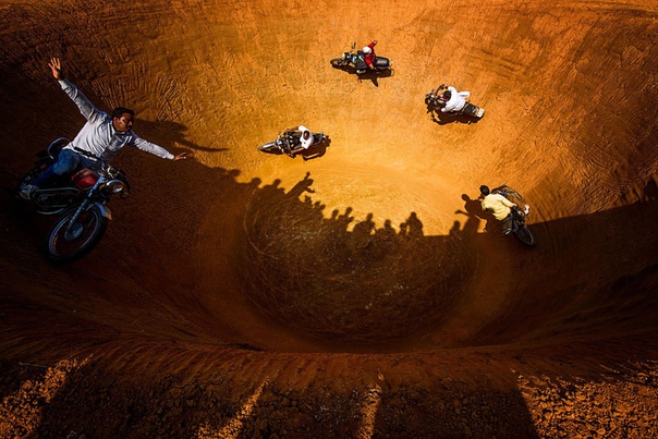 Мотоциклисты в «колодце смерти», Индия. 