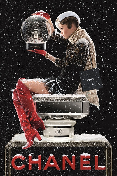 Лили-Роуз Депп снялась в новом рождественском фильме Chanel Одна из последних муз покойного Карла Лагерфельда Лили-Роуз Депп продолжает принимать участие в новых рекламных кампаниях аромата