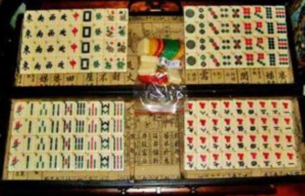 ИСТОРИЯ МАДЖОНГ Настольная игра маджонг стала популярной в странах Азии. Суть данной игры заключается в том, что необходимо собрать одинаковые комбинации из предоставленных игральных костей.