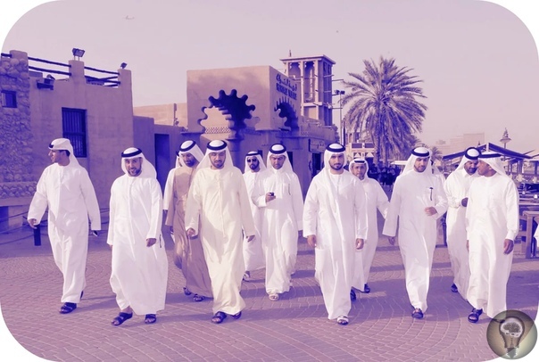 ВО ЧТО ОДЕТЫ АРАБСКИЕ ШЕЙХИ 1. Халат Начнем с главной одежды, которую традиционно носят арабы всех стран, хоть и называют ее по разному. Дишдаша (Ирак, Иран, Оман, Кувейт) она же кандура (ОАЭ)