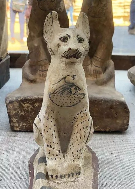 Что это за кармашки на статуях кошек и кто в них сидит В Саккаре (Египет) на прошлой неделе нашли десятки кошачьих мумий, мумии львят и статуэтки кошек. На многих статуях нарисованы полукруглые