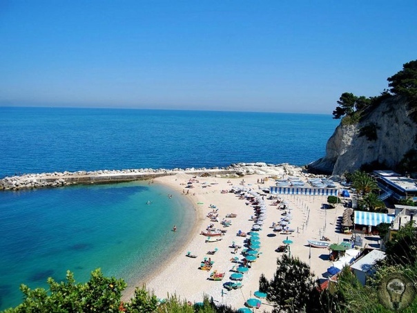 Лучшие курорты Италии с песчаными пляжами 1. Римини Популярный курорт, протяжённость его песчаных пляжей 15 км, есть как платные, так бесплатные участки. Семьи с детьми найдут здесь обширное