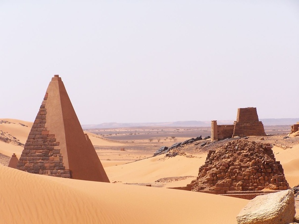 Пирамиды Нубии. Часть 2 Свидетельства тесной взаимосвязи древних культур великого Египта и Мероитского царства обнаружены на севере Судана. В сухой Нубийской пустыне археологи раскопали 35