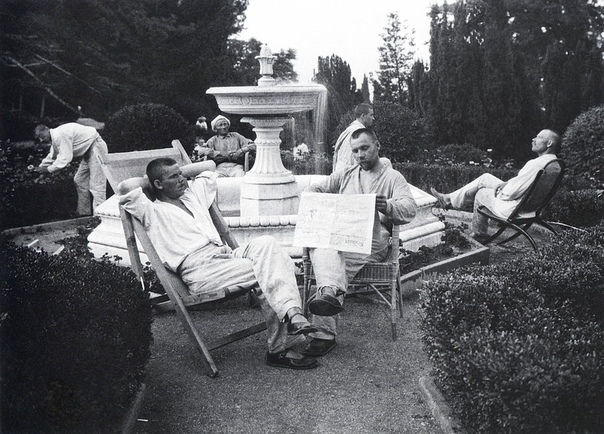 Крестьяне отдыхают у фонтана в царском дворце в Ливадии (Крым, 1926 год) 