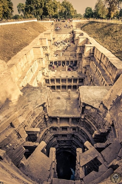 Рани-ки-Вав Рани-ки-Вав это очень сложное сооружение, многоступенчатый колодец, который находится в городе Патан в Индии. Его длина - 64 м, ширина 20 м, а глубина 24 м. Считается, что он был