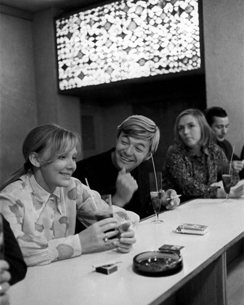 Актеры, муж и жена Людмила Савельева и Александр Збруев в кафе в перерыве между съемками фильма "Чайка"