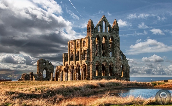 Аббатство Уитби и его аномалии На востоке Британии, у самой кромки моря, стоят древние готические руины монастыря. Некогда он процветал, был разрушен и снова восстановлен. Теперь же, увы, снова