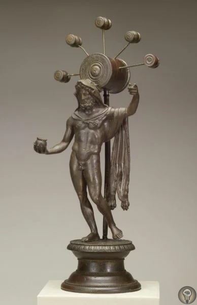 Неизвестный прибор на древней статуэтке Эта бронзовая статуэтка галльского бога Суцелла находится в Художественной галерее Уолтерса в Балтиморе (США). Найдена она была во Франции, датируется