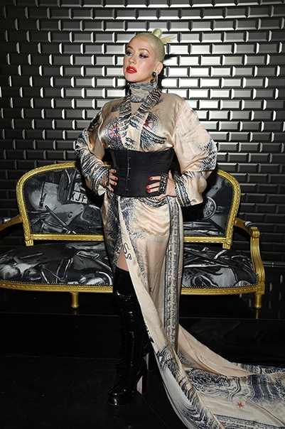 Корсет, ботфорты и кольца-кастеты: Кристина Агилера в дерзком образе на модном показе