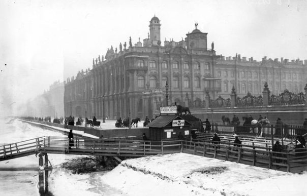 ЛЕДОВЫЕ ТРАМВАИ, КОТОРЫЕ ХОДИЛИ ПО НЕВЕ В конце позапрошлого века в Петербурге запустили трамвай на электрической тяге, однако ездил он не по обычной земле, а по льду, на котором были