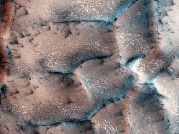 Марс в холодное время года Внешний вид Марса меняется в зависимости от времени года. В первую очередь, пейзаж формируют полярные шапки, чья толщина может составлять от 1 м до 3,7 км. Разрастаясь