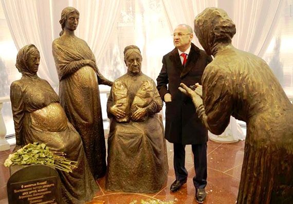 В Москве установлен памятник Агриппине Александровне Абрикосовой - матери двадцати двух детей, женщине -меценату, построившей первый в России родильный дом для неимущих. Скульптор Александр