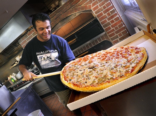 ИСТОРИЯ ПРОИСХОЖДЕНИЯ ПИЦЦЫ 25 октября является профессиональным праздником пиццайолов (так называют в Италии людей, приготовляющих это блюдо). Кто бы мог подумать, что история появления пиццы