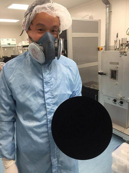 Ученый держит баскетбольный мяч, покрытый Vantablac, самым черным веществом в мире. Vantablac это ткань, которая создана для военных и астрономических целей с помощью новых наносистем компанией