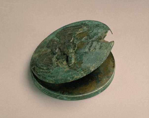 Наиболее популярным типом зеркала в эллинистический период (323-146 до н.э.) была форма раскладушки, очень похожая на современный компакт. Полированный зеркальный диск был защищен откидной